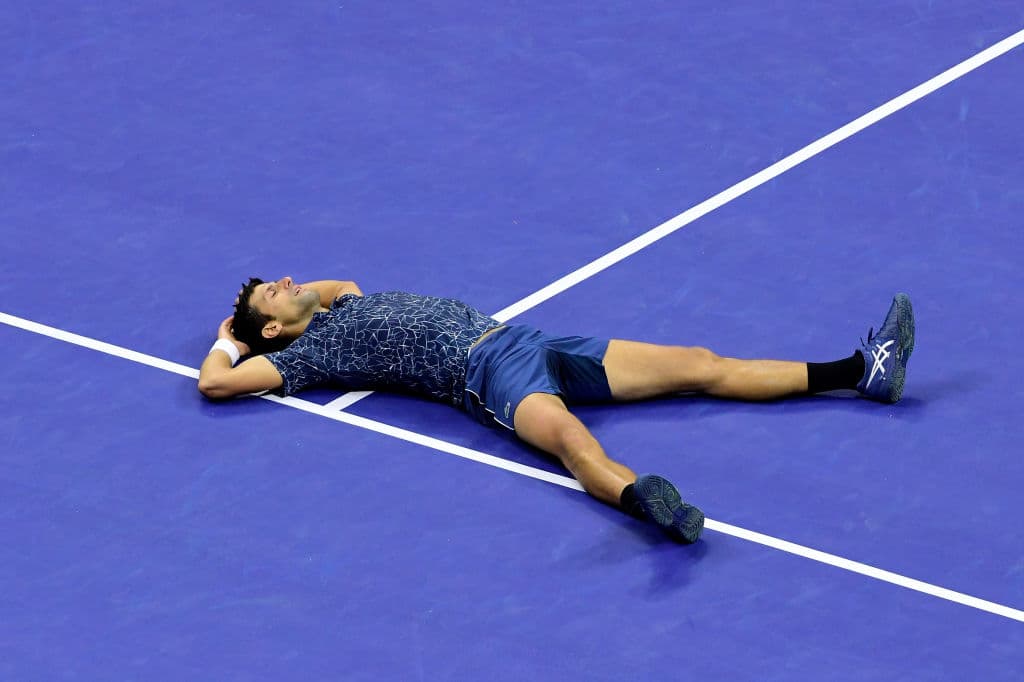 Como quien quiere disfrutar ese pequeño momento como eterno, el tenista cerró los ojos como para asimilar su victoria.