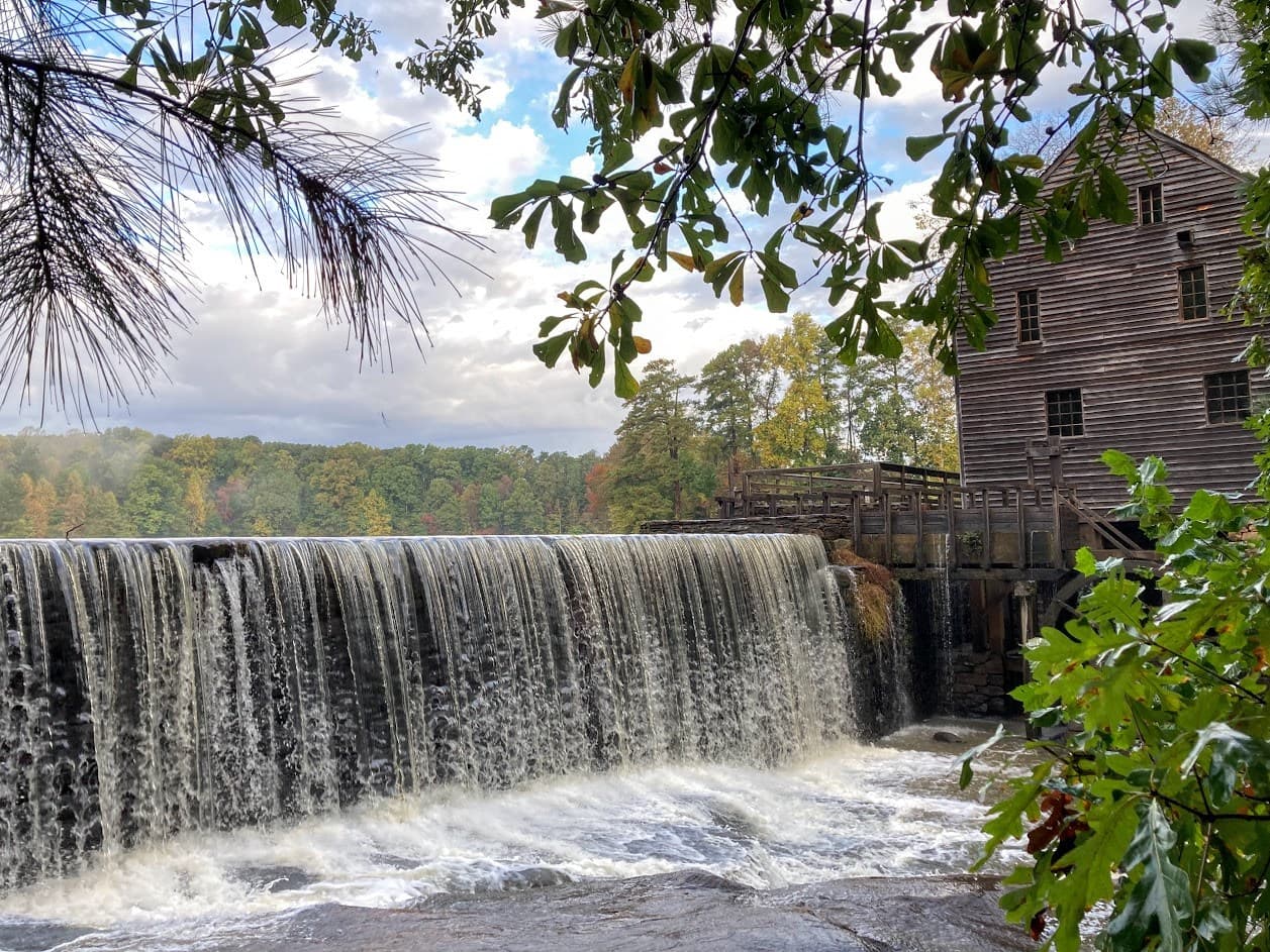 <b>Historic Yates Mill County Park</b>
<br>
<b>Sitio web</b>: 
<a href="https://www.wake.gov/departments-government/parks-recreation-open-space/all-parks-trails/historic-yates-mill-county-park">https://www.wake.gov/departments-government/parks-recreation-open-space/all-parks-trails/historic-yates-mill-county-park</a> 
<br>
<b><a href="https://maps.app.goo.gl/DcWg81hq5htS8ivW9">Cómo llegar</a> </b>
<br>
<br>Esta cascada es parte de Yates Mill, el último molino que queda en el condado de Wake, sigue en pie y funcionando después de siglos de uso. Se inauguró en 1756 y, al igual que Lassiter Mill, existía incluso antes de que Raleigh fuera establecida como ciudad.