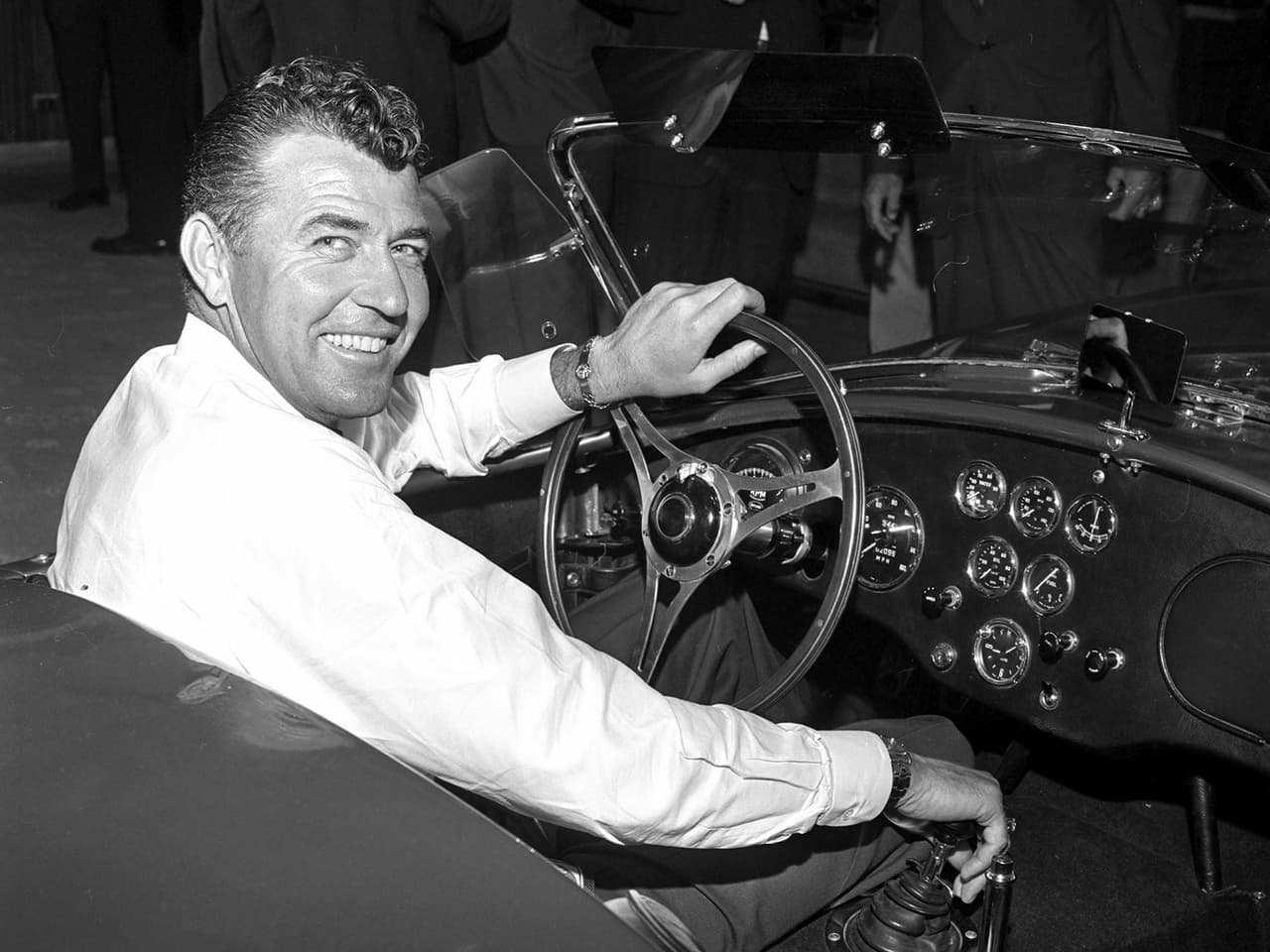 Este vehículo fue armado por el propio 
<b>Carroll Shelby</b>, un piloto que se retiró de las pistas en el año 1959 por un problema de salud para dedicarse a la construcción de automóviles. El donante de la carrocería fue el 
<b>AC Ace</b>, un sexy roadster ingles que salió del anonimato gracias a 
<b>Shelby</b>, mientras que el V8 de 260 pulgadas cúbicas llegó de la mano de 
<b>Ford</b>.