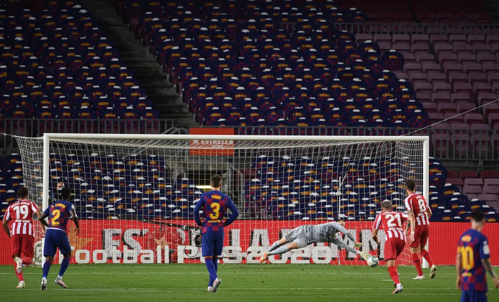 Yannick Carrasco vuelve a ocacionar otro penal, y al igual que el primero, Saúl lo tira y vuelve a empatar el partido.