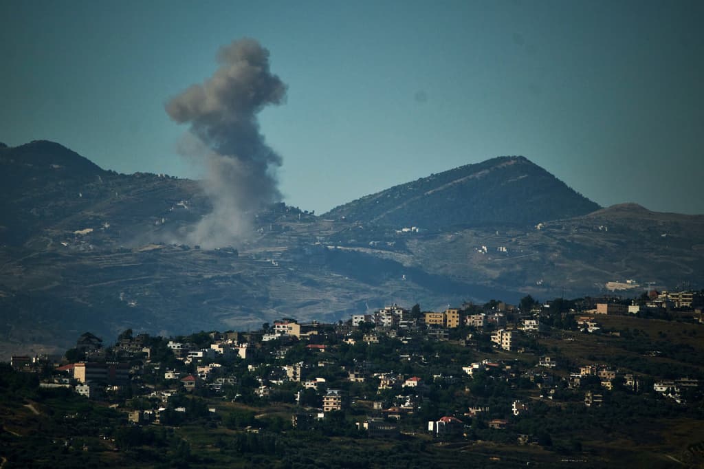 El humo se eleva hacia el cielo tras un ataque militar israelí en el sur del Líbano, visto desde el norte de Israel, el viernes 19 de junio de 2026. (Foto AP/Leo Correa)