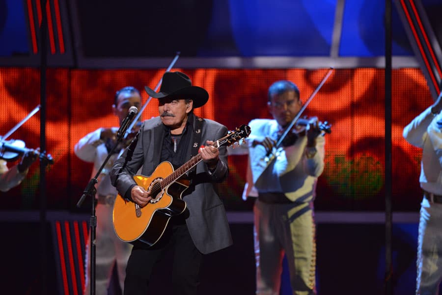 Ese año, con guitarra en mano interpretó el tema 'Diséñame'.