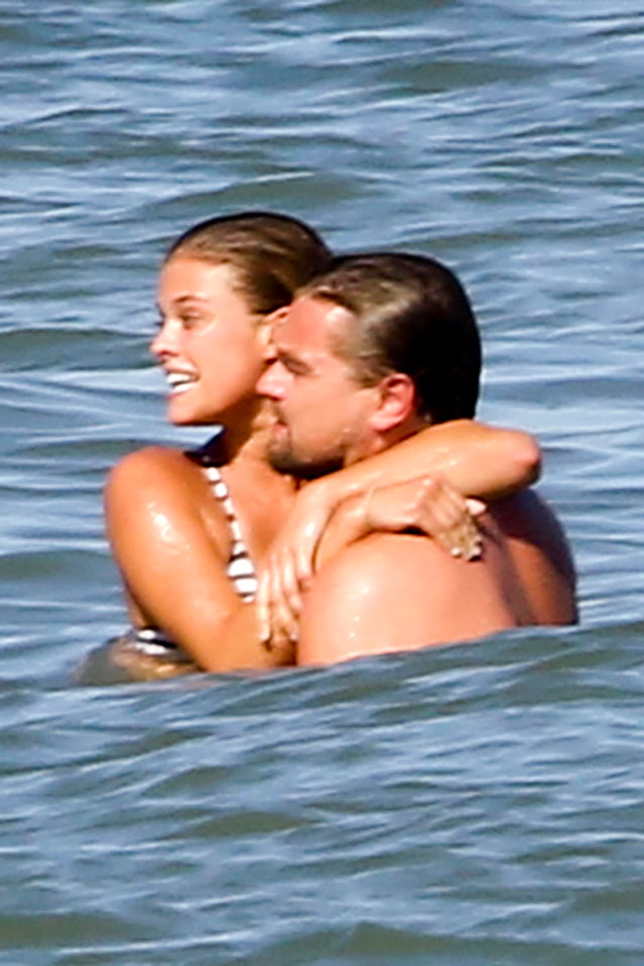 Leo y la súper modelo Nina Agdal se pusieron muy románticos en Malibú.