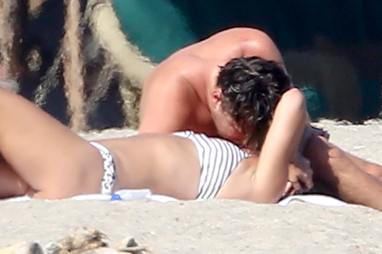 Se dieron unos beoso muy apasionados.