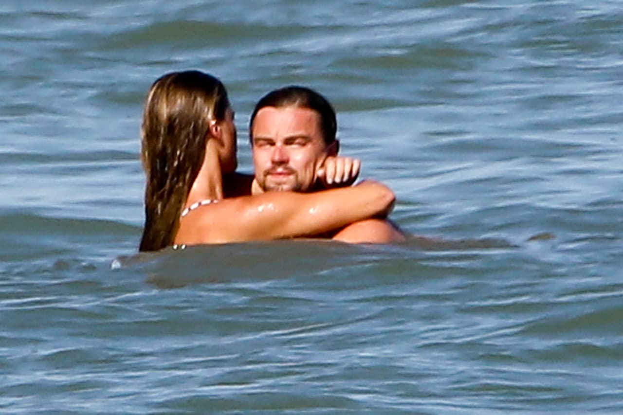 Esta vez el ganador del Oscar fue captado en los brazos de una belleza.