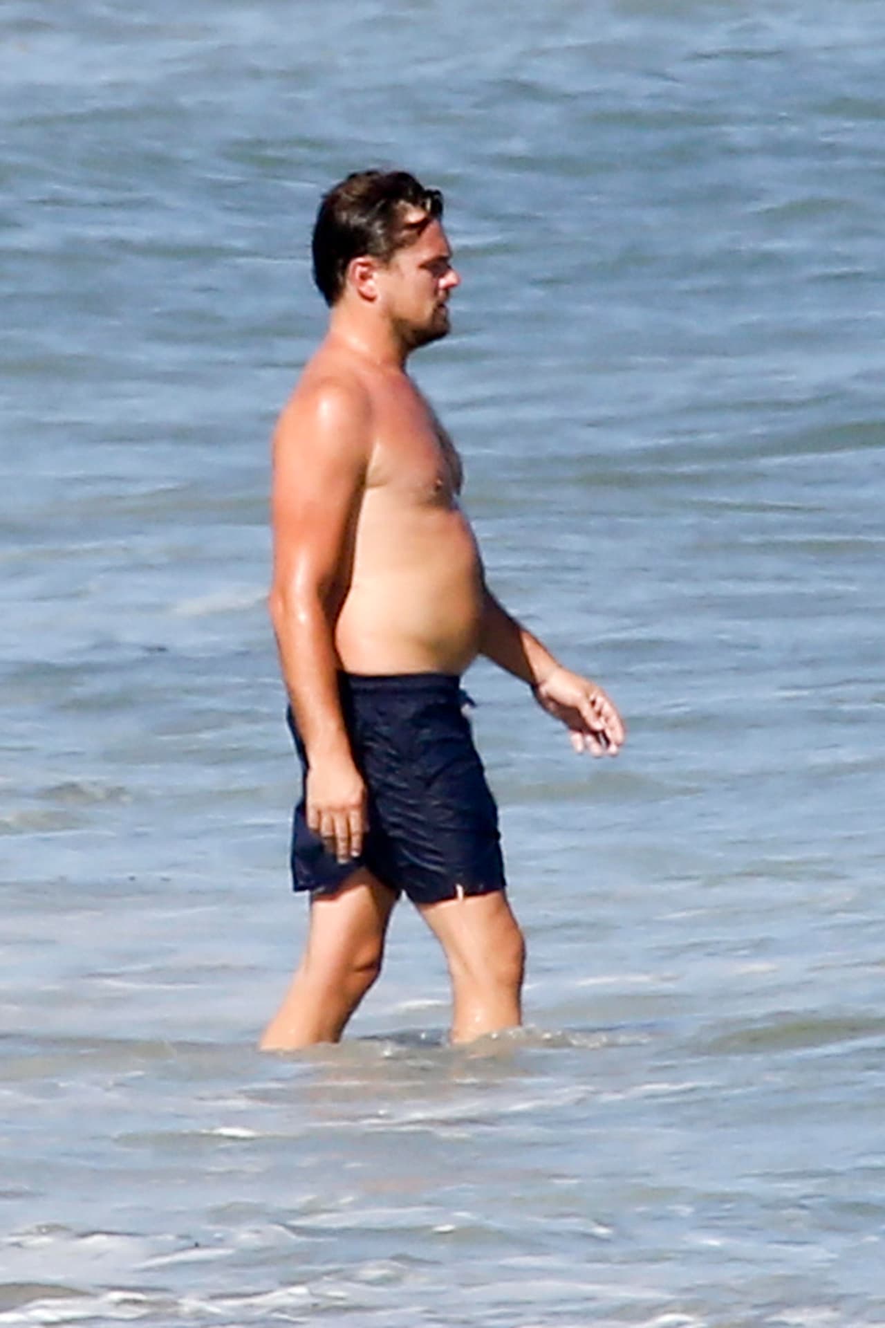 A diferencia de su novia, el actor luce una pancita muy peculiar.