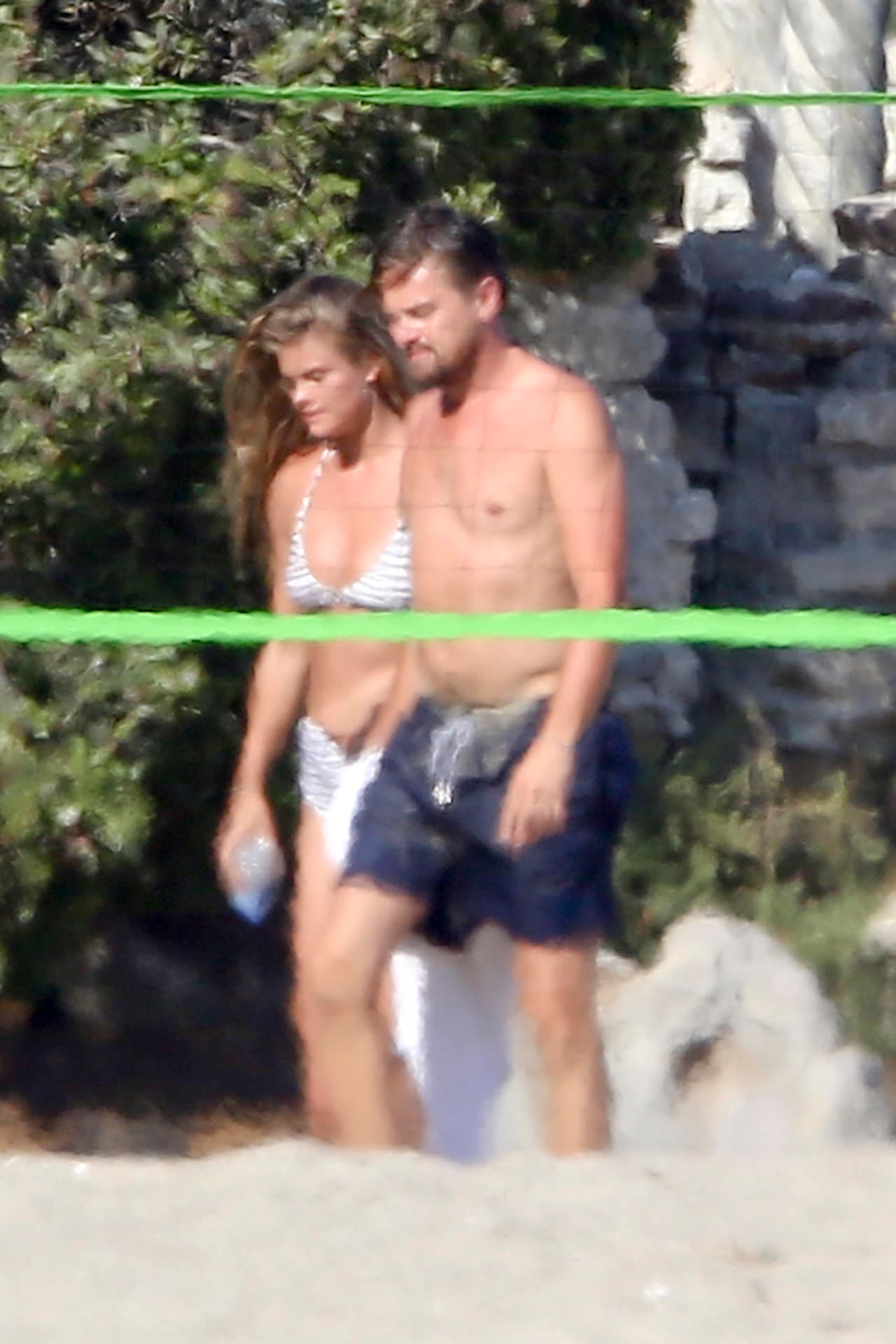 Tomaditos de la mano caminaron por la playa.