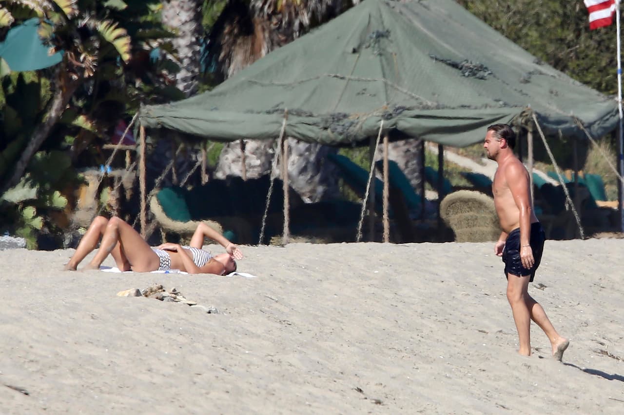 Después de refrescarse en el mar, los tortolos se relajaron en la arena.