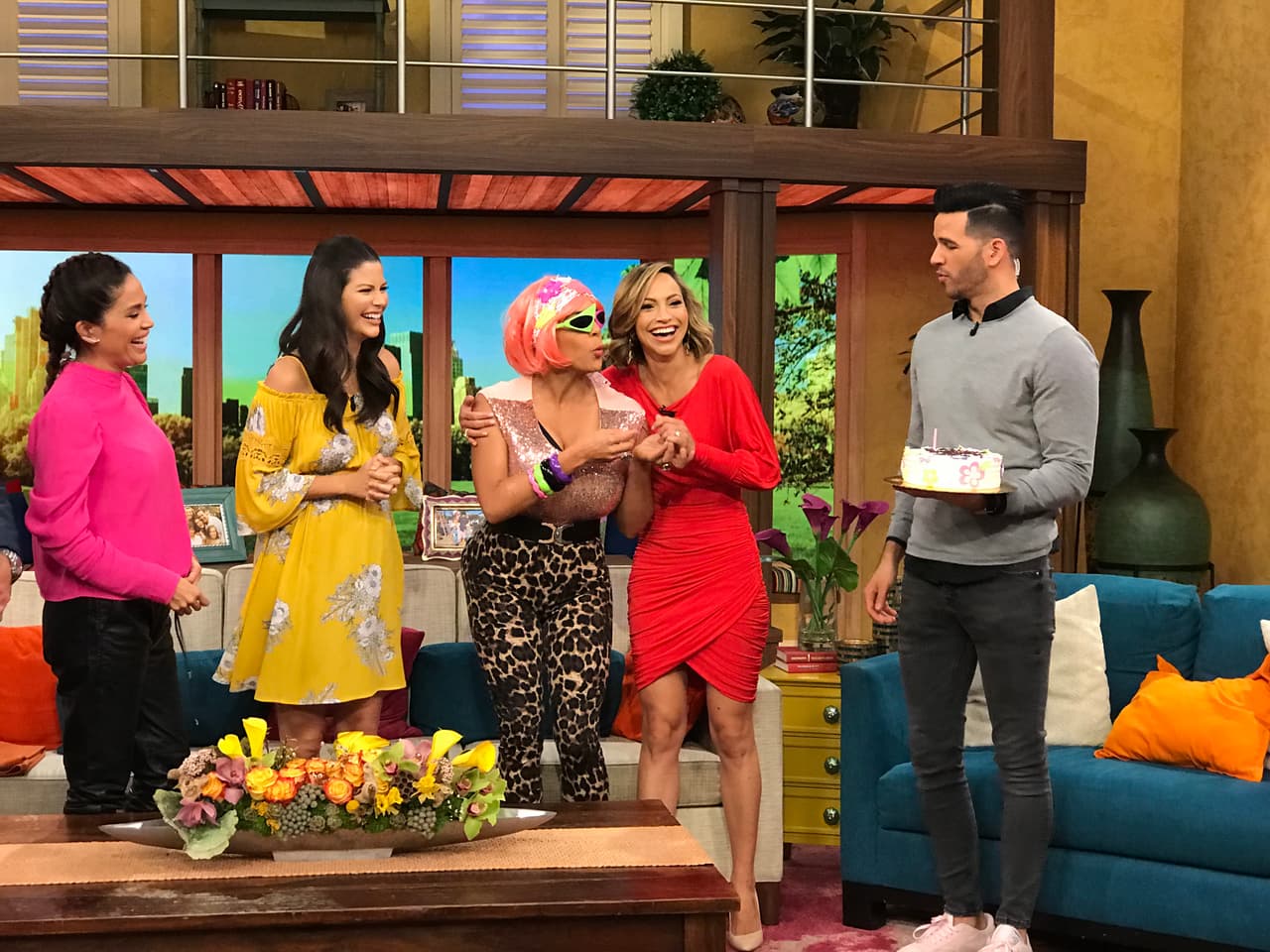 "Nuestro esposo Aaron nos mandó este pastel", le dijo bromeando.