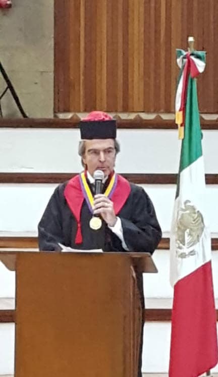 Pero hubo una mujer más a su lado ese día. Alguien que por lo menos ante el ojo público era un misterio hasta ese entonces. Se trata de su nueva novia. 
<br>