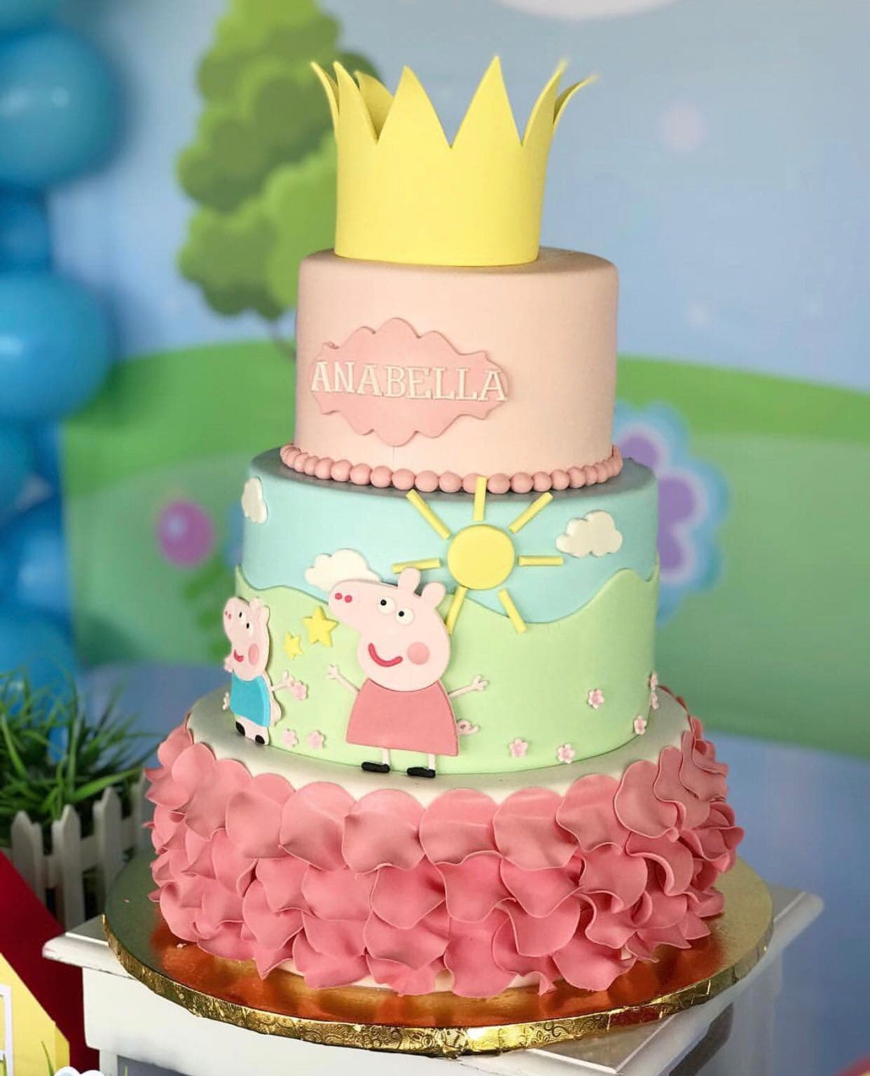 El pastel llevaba una corona y los personajes de la caricatura favorita de Anabella.