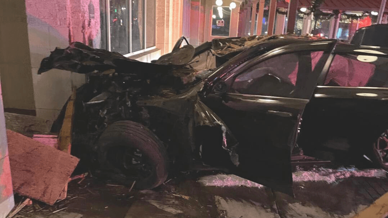 Conductor choca y se mete a un edificio en la Main Plaza de New Braunfels