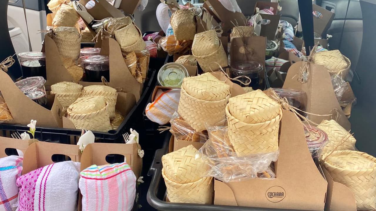 Los trabajadores de la compañía de limpieza Ambassador luchan por combatir el coronavirus.