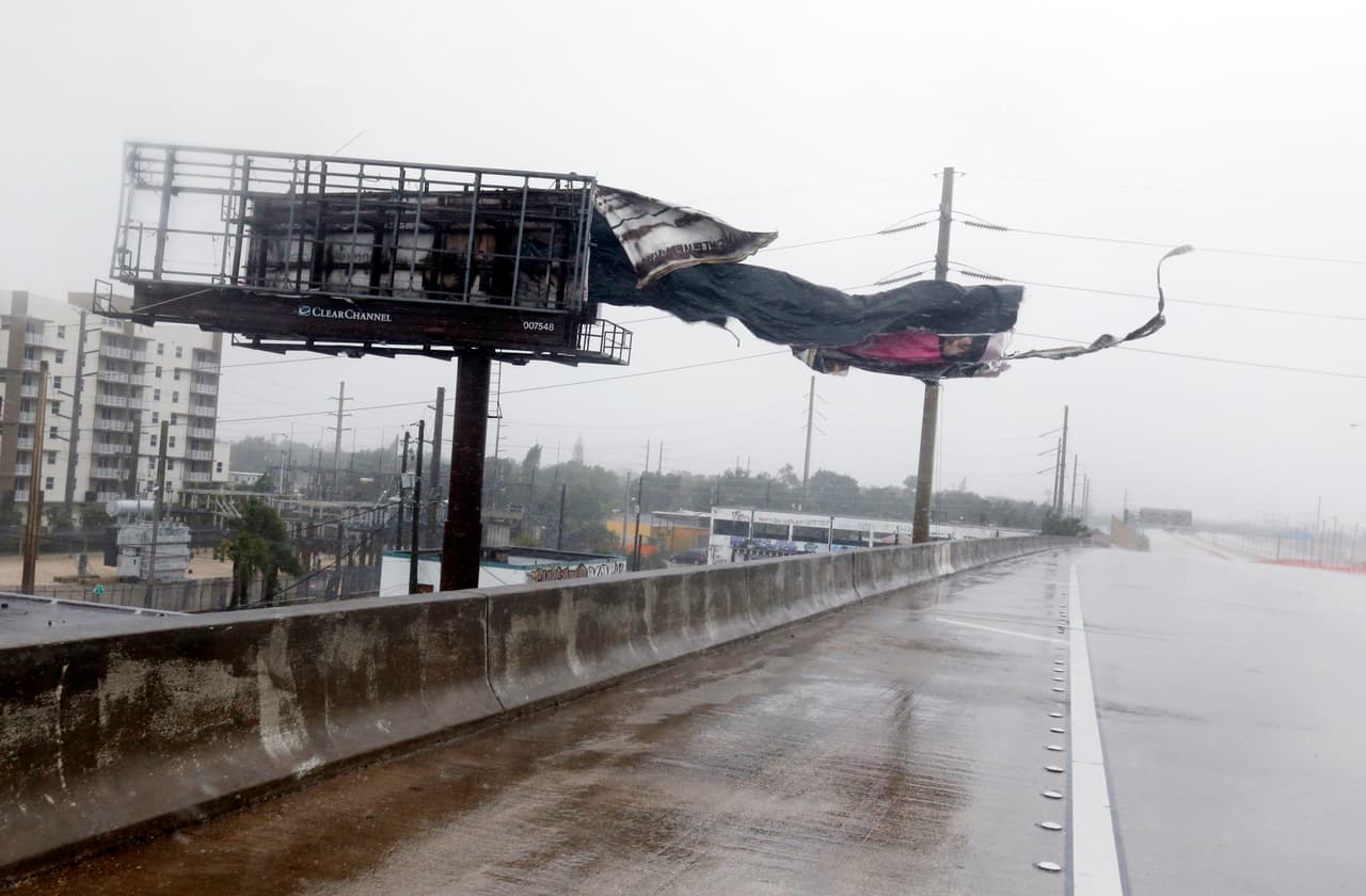 El viento tumba los carteles de la autopista Insterestal I-95, en el noreste de Florida.