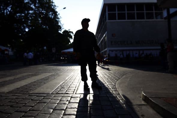 Según la presidenta del Consejo Nacional Electoral (CNE), Tibisay Lucena, la apertura de mesas era del 60 por ciento en todo el país a las 6:30 (11:00 GMT), con algunos estados como Vargas o Aragua en los niveles más bajos debido a retrasos de los integrantes de las mismas.