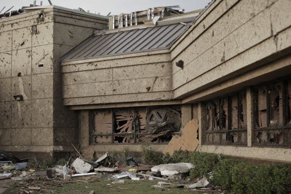 La escuela elemental Briarwood de Moore recibió el impacto directo del tornado, según las autoridades, y Brady, uno de sus alumnos, contó a la emisora local KOCO que él y otros compañeros se refugiaron en un cuarto de baño.