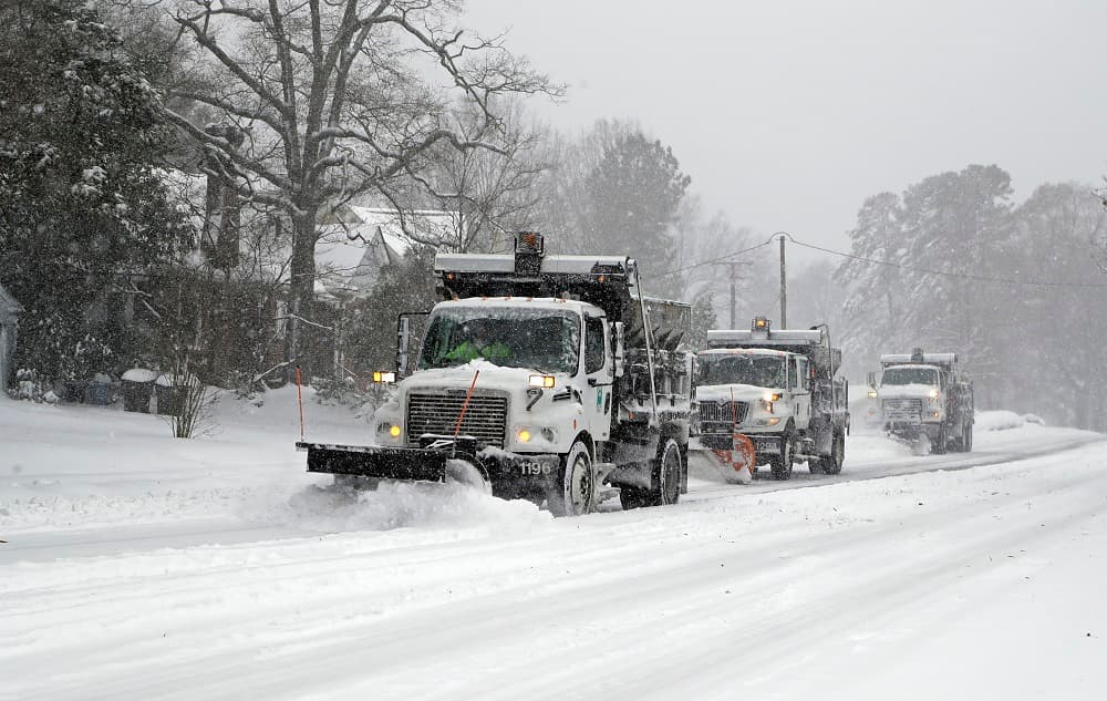 Cooper dijo que las cuadrillas de apoyo, incluidos elementos de la Guardia Nacional, trabajaron durante la noche para evitar accidentes de tránsito en las principales carreteras. Un camión de carga con remolque se salió de una carretera y fue a dar a un río, declaró Cooper. “No salgan si les es posible”, afirmó el gobernador. “Pónganse a envolver regalos, decoren su árbol, vean el fútbol americano”.
<br>