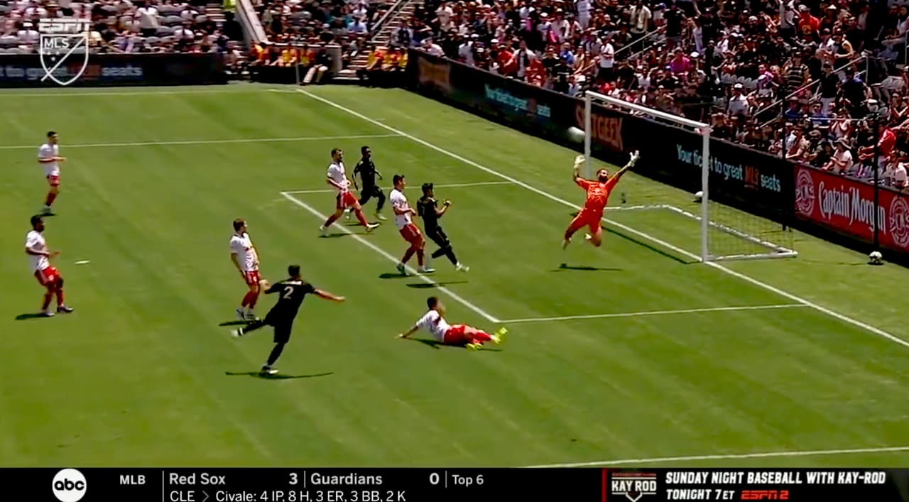 ¡Súper salvada! Carlos Coronel ataja un zapatazo de Franco Escobar