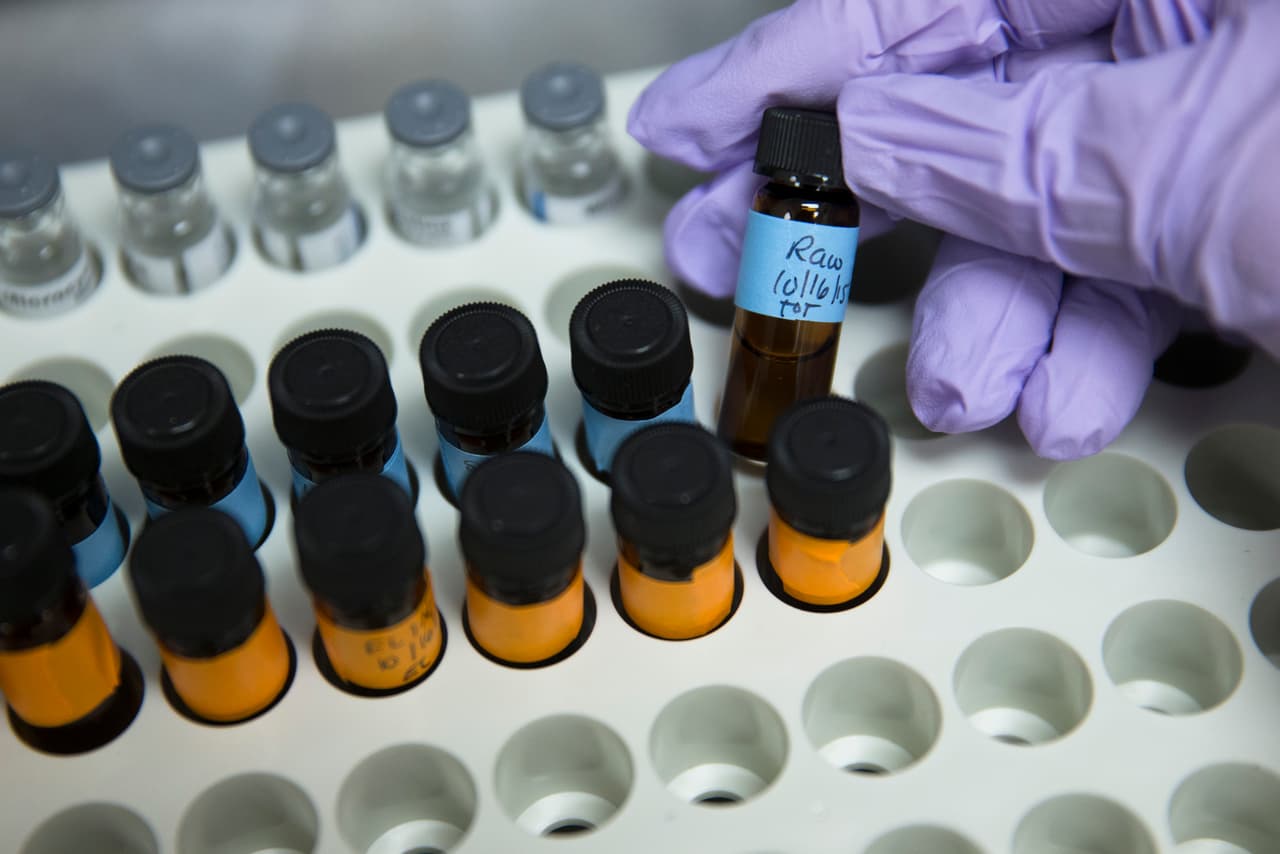 Un técnico de laboratorio prepara muestras de agua como prueba de nivel de toxicidad. (Archivo)