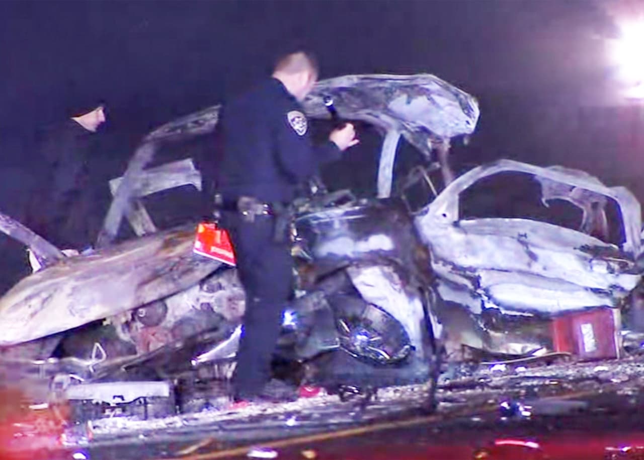 Un automóvil Chevrolet de 1999, con 
<b>cinco ocupantes y un bebé en camino en su interior, i</b>mpactó de frente con un camión Kenworth en el carril sur, altura de Panoche Rd, autopista 5 en el condado de Fresno, límite con Merced.