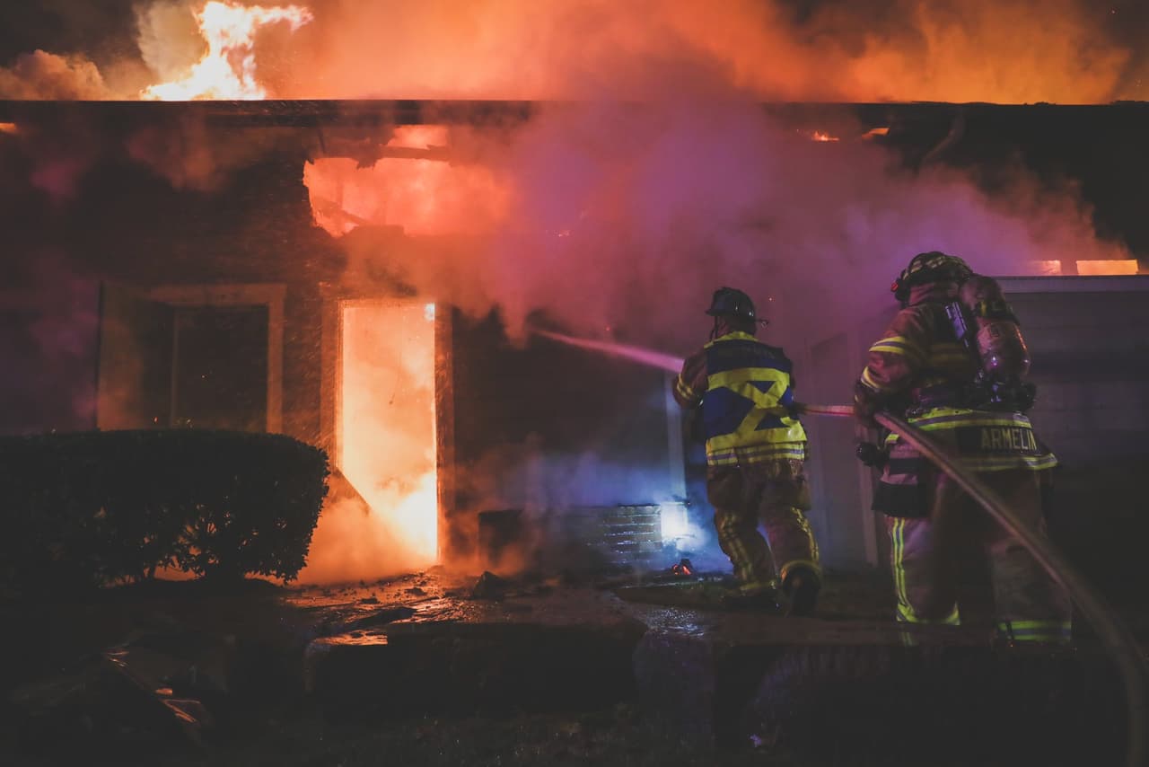 Cuando los bomberos llegaron a la escena observaron llamaradas y humo denso saliendo del tejado de la oficina principal y el gimnasio del complejo habitacional.