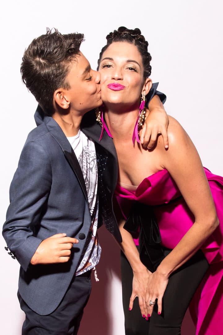 Adrián Martín Vega, de solo 12 años de edad, le dio un beso en la mejilla a la española.