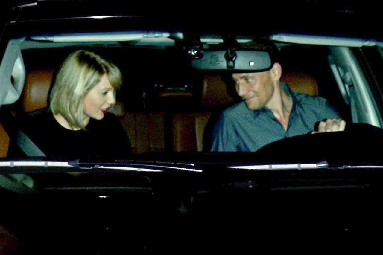 Mira la mirada amorosa que le dirige el actor.