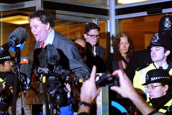 Otra declaración que dio Stephens: 'Es obvio que no repararán en gastos para mantener en prisión al señor Assange, el juicio tiende a convertirse en un espectáculo'.