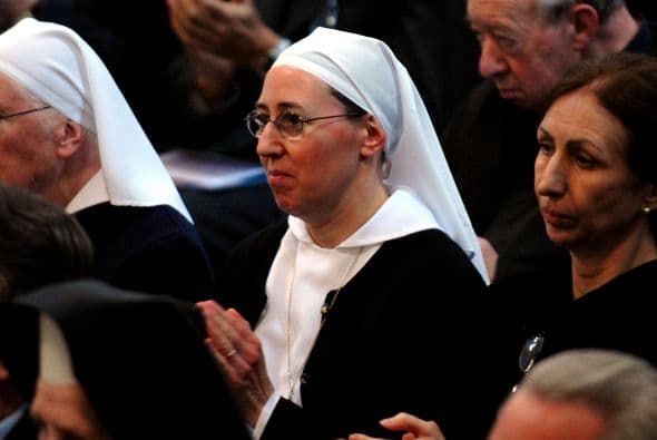El proceso de canonización que comenzó en 2009, se debe a la sanación inexplicable de la religiosa francesa sor Marie Simon-Pierre. Su recuperación del Mal de Parkinson se dio de manera sorprendente.