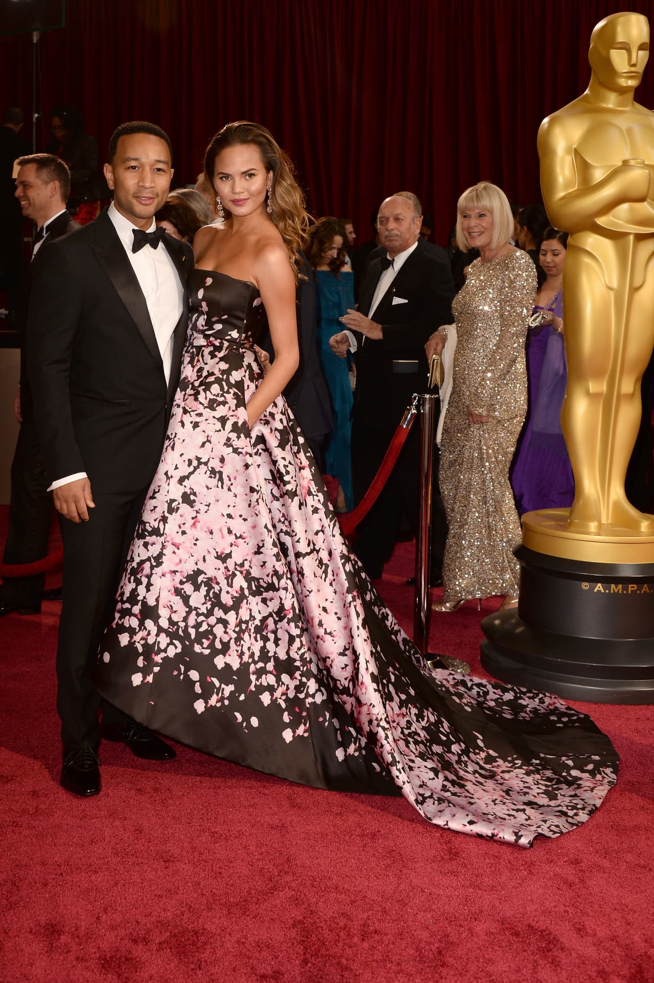 <b>Chrissy Teigen y John Legend:</b> para mantener una mansión valuada en $14 millones de dólares, esta pareja depende sobre todo de los ingresos de él como exitoso músico y productor. De sus alianzas con Kanye West y otros exitosos músico ha ganado 9 veces el premio Grammy, el Oscar y forma parte del Salón de la Fama de los Compositores.