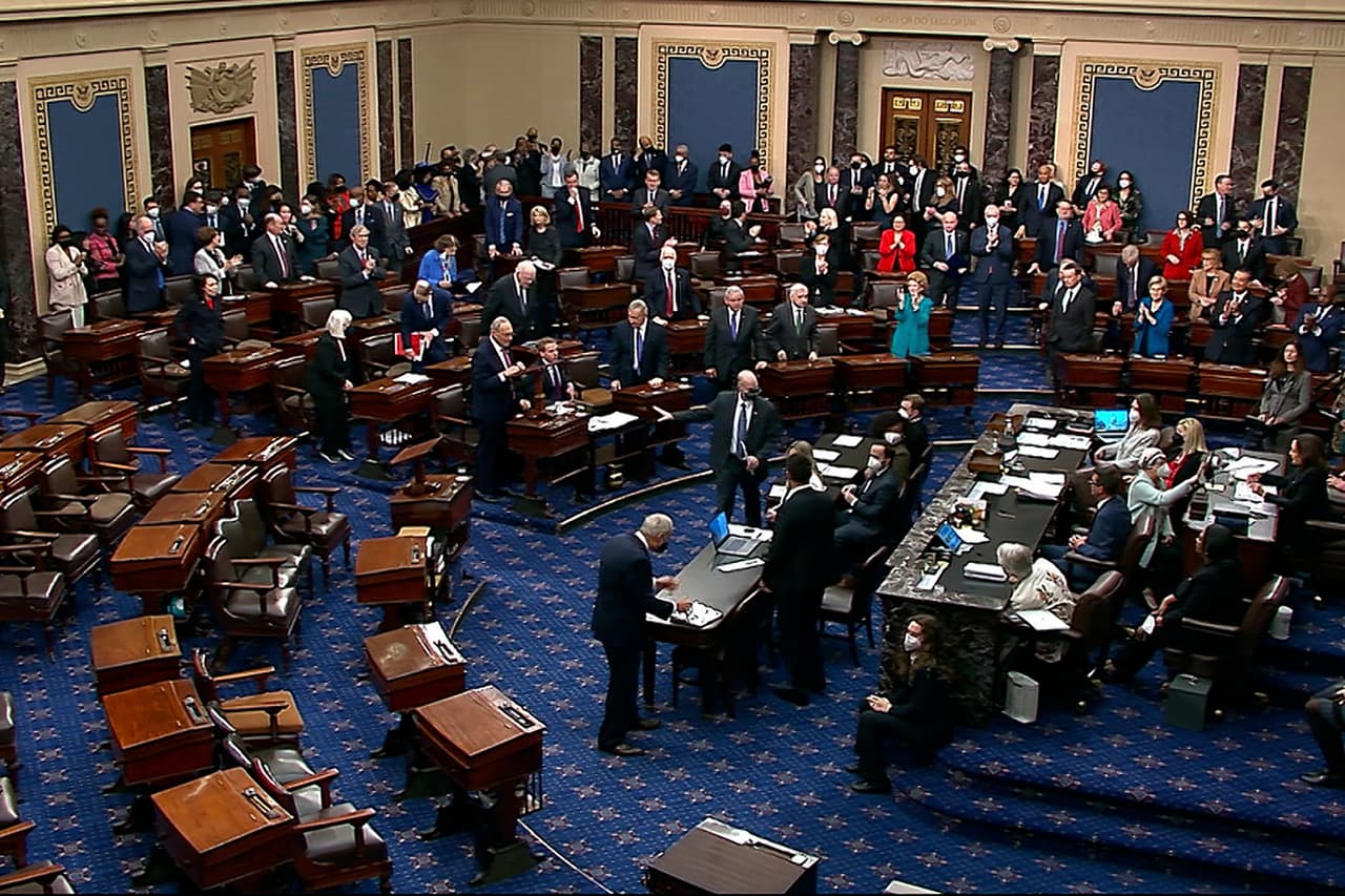 Mientras los demócratas celebraban lo que ha sido calificado como un momento histórico en la vida del país, los republicanos abandonaron el recinto, con la excepción del senador Mitt Romney, a quien se pudo ver aplaudiendo en solitario el nombramiento de Brown Jackson.