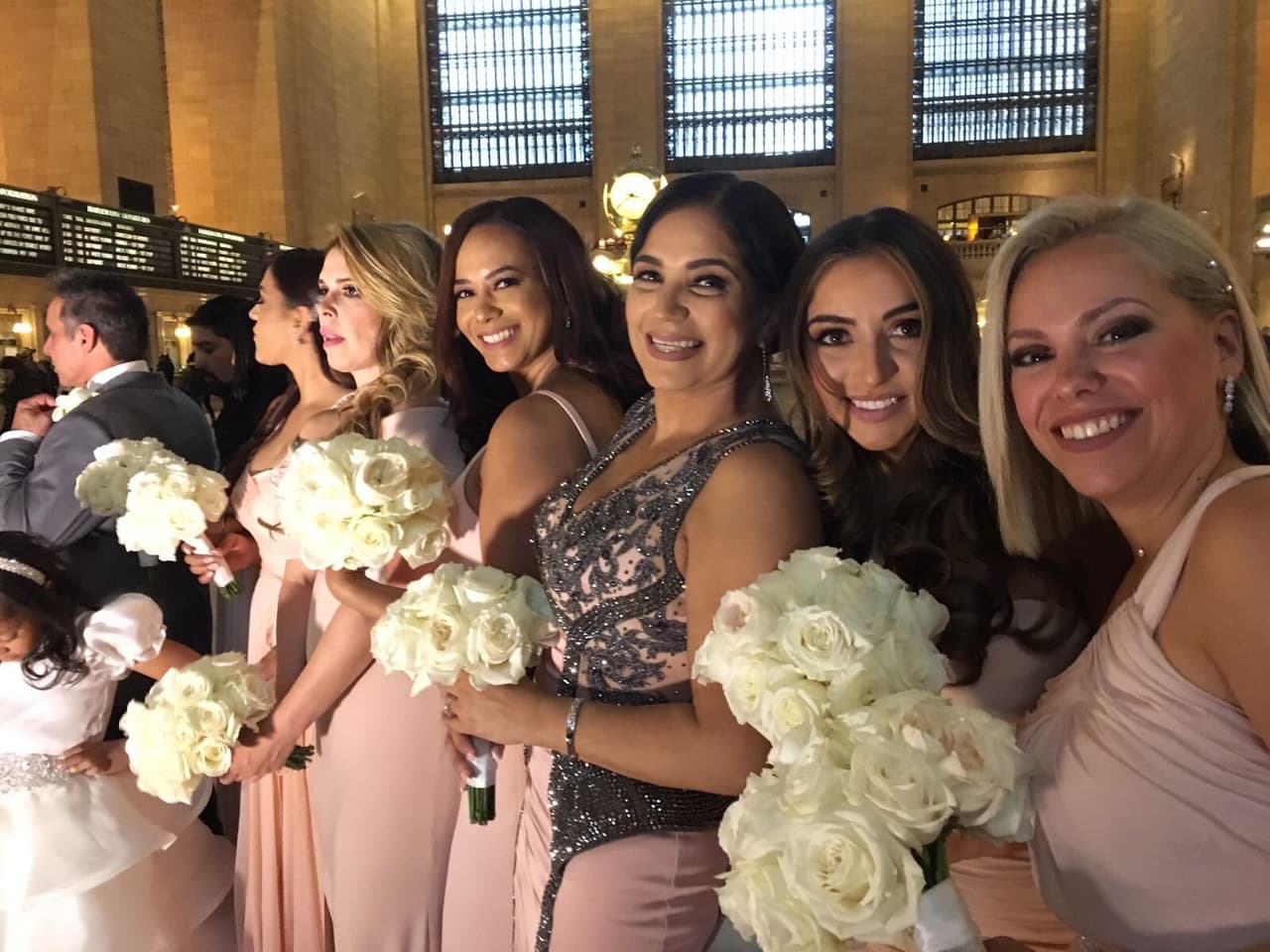 Sonrientes las amigas que son Damas de Honor.