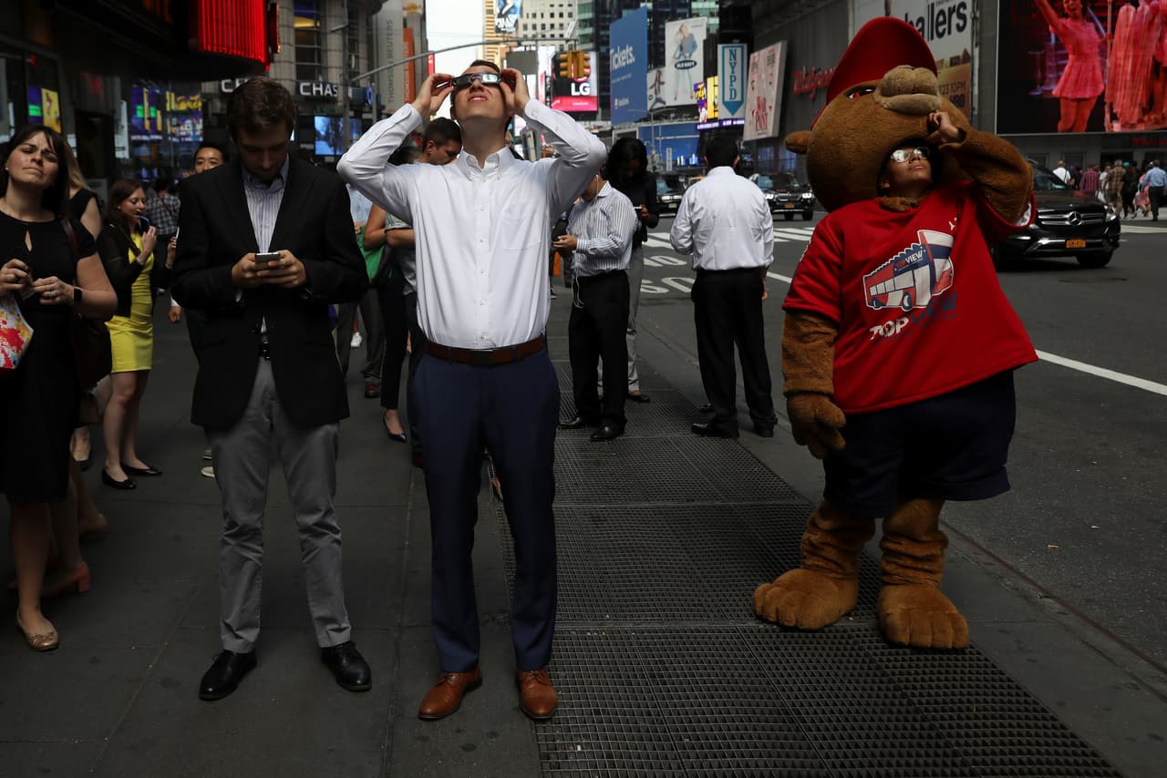 Un grupo observa el raro fenómeno en Times Square, Manhattan. (Shannon Stapleton/Reuters)