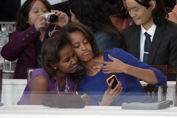 LAS OBAMA SELFIE’S. Uno de los temas que dominó en la segunda toma de posesión del presidente Barack Obama fue el comportamiento adolescente de sus hijas Malia y Sasha, ya que aunado a su adulta forma de vestir, las jóvenes se dedicaron a realizar autofotos con su teléfono móvil durante la investidura de su padre, un comportamiento clave de la pubertad actual, publicó el diario español 'El País'. Ver toda la información