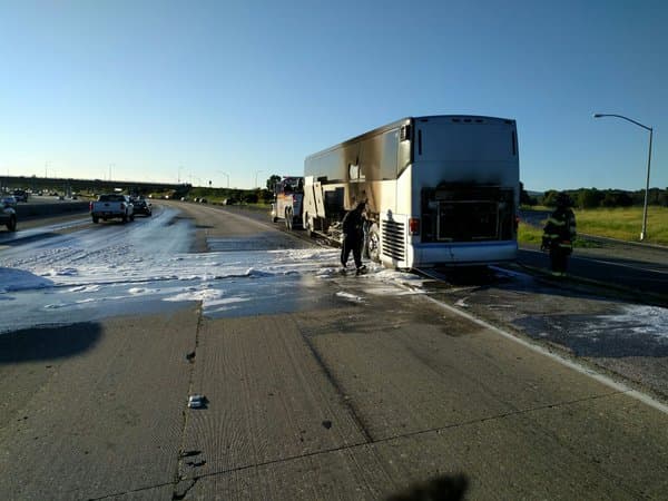 Autobús que trasladaba a empleados de Apple se incendia cerca de Menlo Park