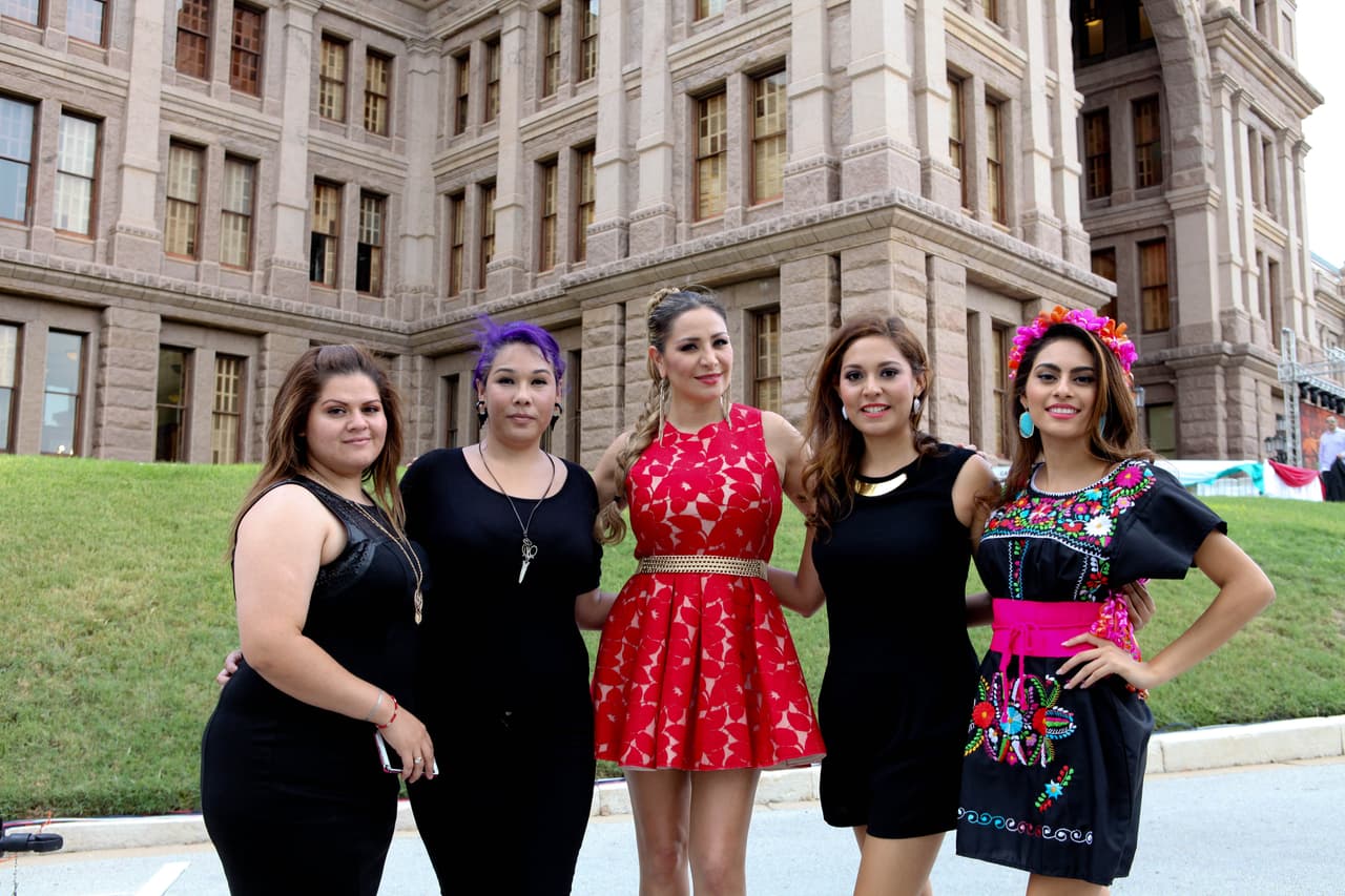 El equipo de Univision dio El Grito con mariachi y grandes espectáculos desde el Capitolio de Texas.