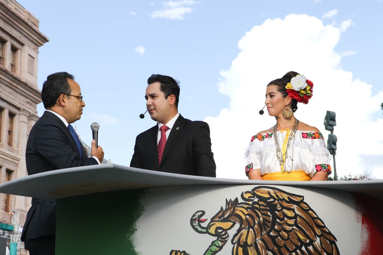 El equipo de Univision dio El Grito con mariachi y grandes espectáculos desde el Capitolio de Texas.