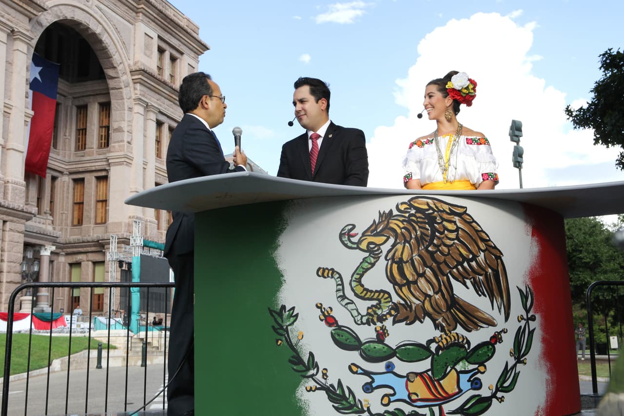 El equipo de Univision dio El Grito con mariachi y grandes espectáculos desde el Capitolio de Texas.