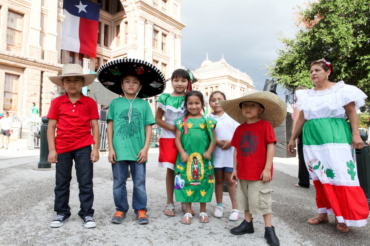 El equipo de Univision dio El Grito con mariachi y grandes espectáculos desde el Capitolio de Texas.