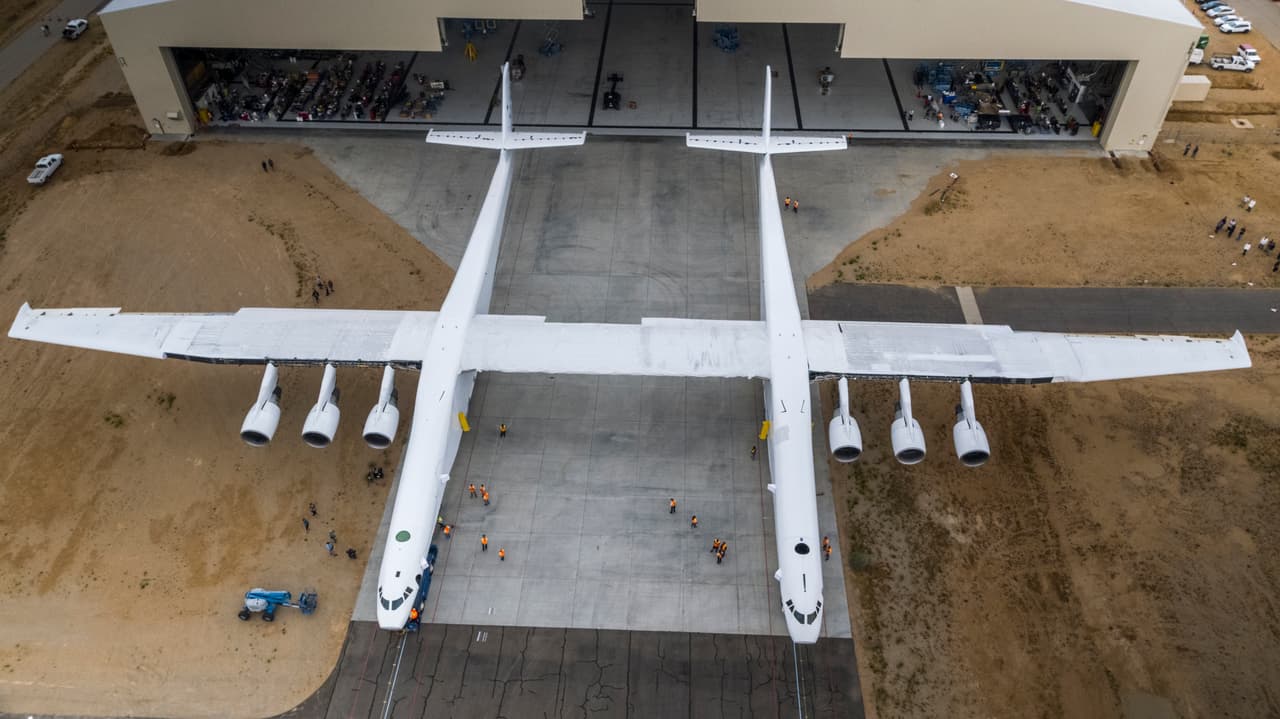 En las últimas semanas le quitaron los andamios que sostenían el peso del avión, para que por primera vez descanse sobre sus 28 ruedas. La empresa pudo pesar el avión Stratolaunch, que alcanza aproximadamente las 500,000 libras. Puede transportar 250,000 libras de combustible, por lo que su peso total puede alcanzar 1,3 millones de libras.