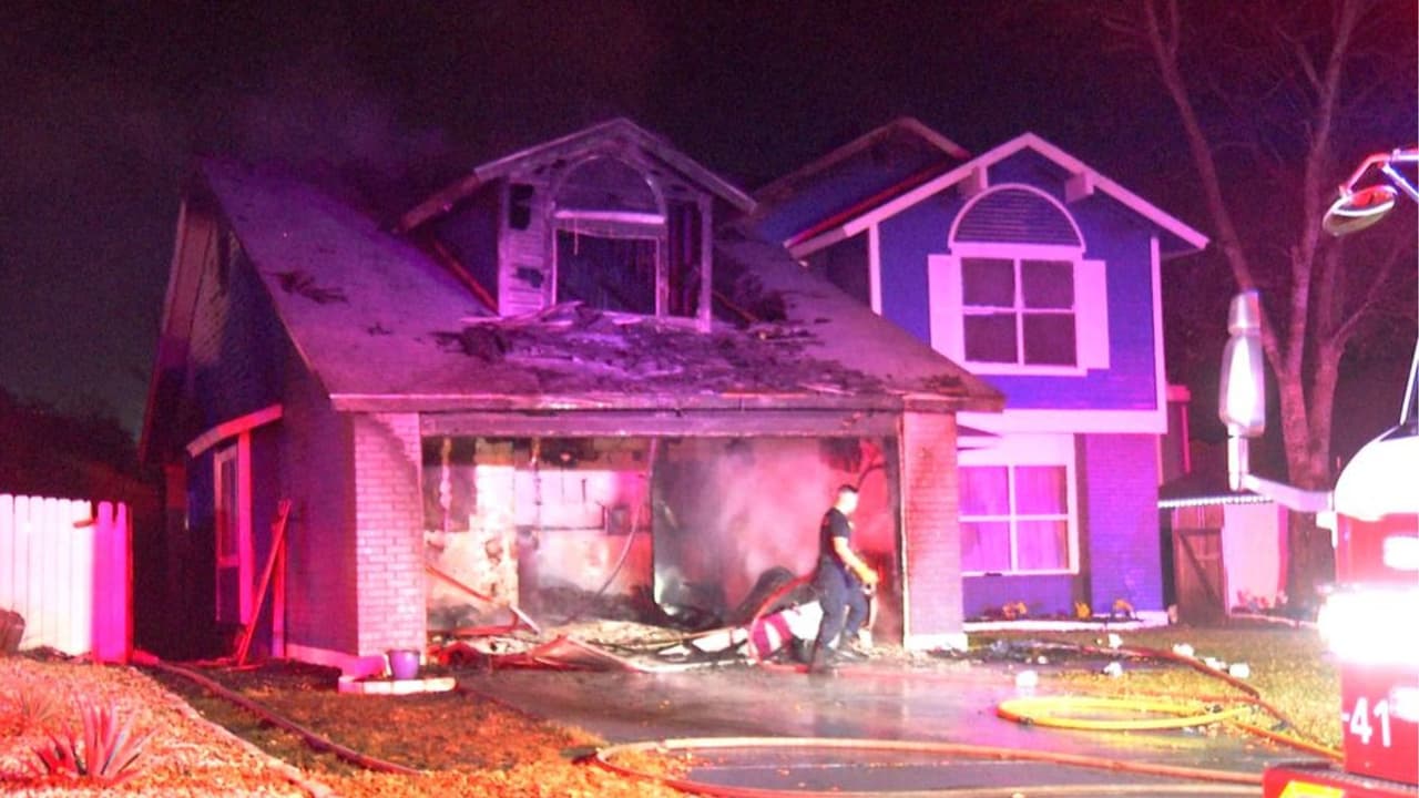 Un incendio se registró alrededor de las 
<b>10:30 p.m. del miércoles</b> en una vivienda ubicada sobre 
<b>Autumn Sun, cerca de la calle Braun</b>, en el noreste de San Antonio. Al llegar al lugar, bomberos encontraron 
<b>llamas saliendo por el techo</b> de la casa.
<br>
<br>El 
<b>Departamento de Bomberos de San Antonio (SAFD)</b> logró controlar el fuego rápidamente. La vivienda sufrió 
<b>daños severos</b> y los investigadores confirmaron que el incendio fue 
<b>provocado por fuegos artificiales</b>. No se reportaron personas lesionadas.