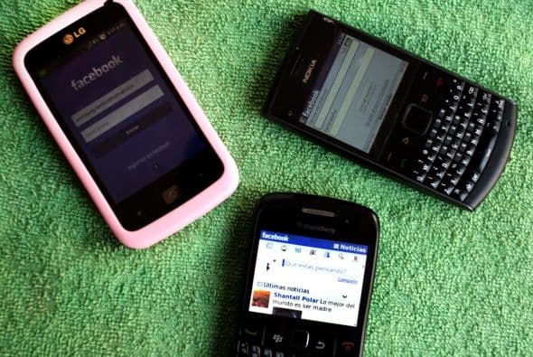 El sitio hace todo lo posible para adaptarse a los nuevos hábitos de consulta, con aplicaciones compatibles con aparatos portátiles, y algunos estiman incluso que la entrada de la red social en la Bolsa podría permitir el desarrollo de un "teléfono Facebook".