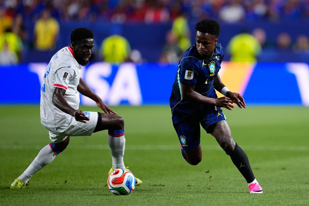 La estrella de Brasil, Vinicius Junior, pelea el balón contra Carlens Arcus de Haití en el minuto 15 del juego.