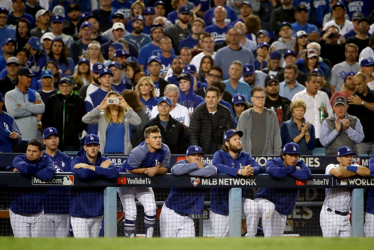 Pese a ello, la afición de Los Angeles ya presentía lo peor y entraron a la novena baja con cuatro carreras de diferencia.