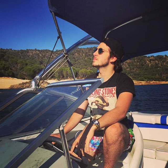 El muchacho es la adoración de la cantante y sólo esperamos que no le espante todas las pretendientas.