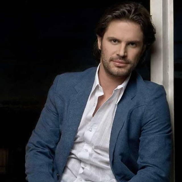 Mark Tacher es ahora un galanazo de telenovelas y el culpable de que a Alan lo asechen para pedirle su número de teléfono.