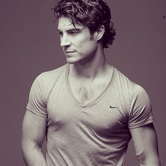 Alex Sirvent es un galanazo que comenzó su carrera en la música, al igual que su hermana, pero ahora lo vemos como una estrella de televisión.