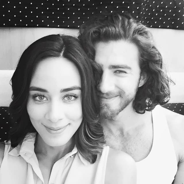 A Belinda le sigue la guapísima Esmeralda Pimentel, cuya familia está sobrada de belleza y galanura.