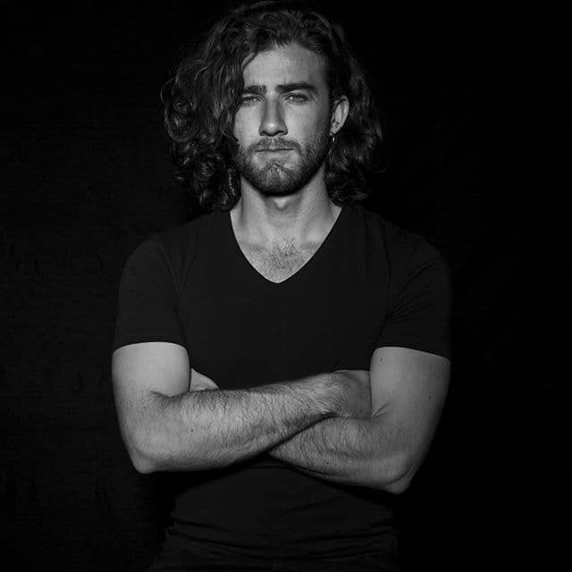 Con esa musculatura, virilidad y los mismos ojazos que su hermana, este actor, músico y modelo es el sueño de cualquier mujer.