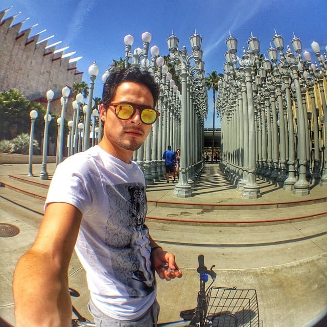 Gonzalo se ha mantenido alejado de la figura de su papá y hermanas, aunque no falta mucho para que este galán salte al estrellato por cuenta propia.